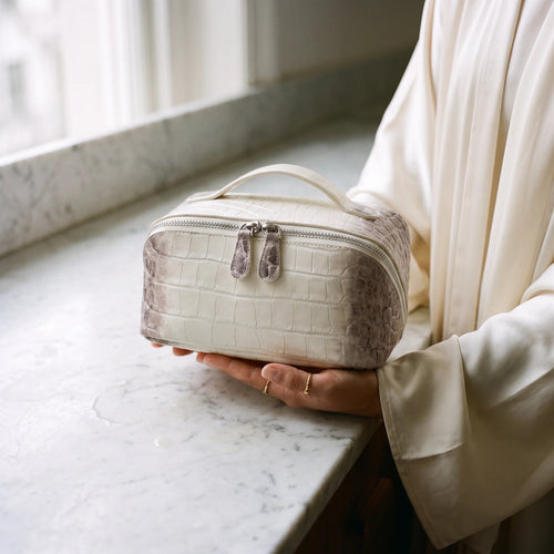 himalaya-covers-vanity-case in hands