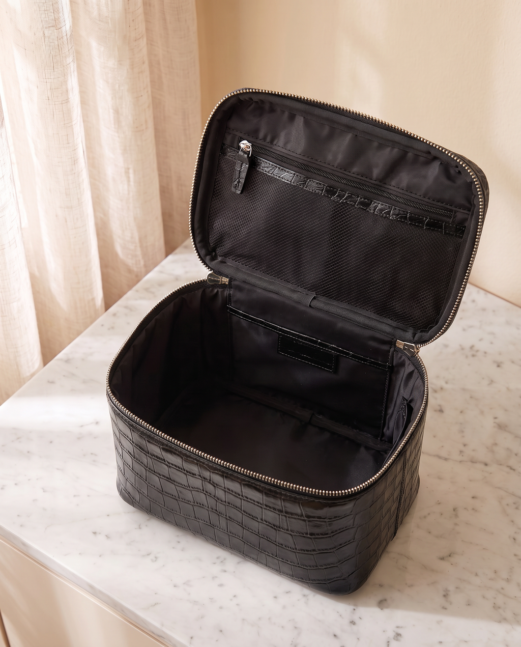 The Amira Vanity — Black, empty, seen from above · Elirati