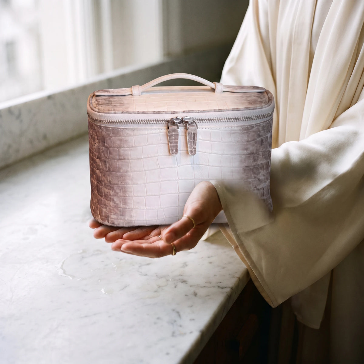 himalaya-vanity-case in hands
