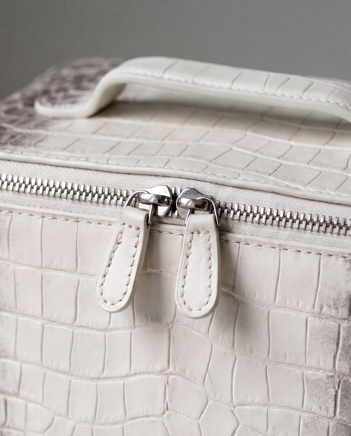 The Amira Covers — Himalaya, texture and zip detail · Elirati · 2026-10b