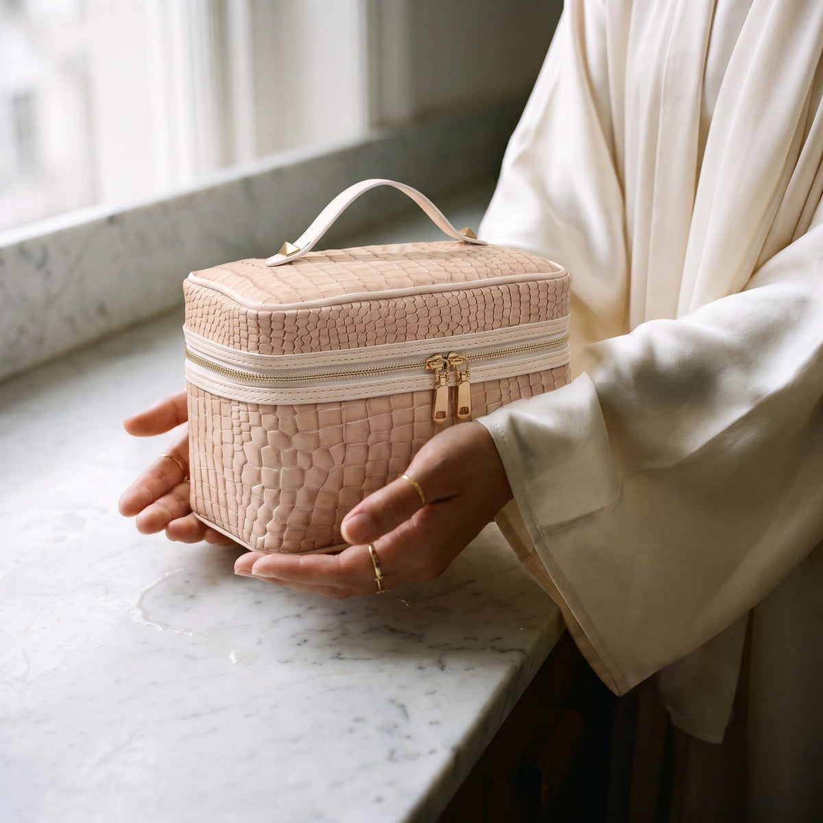 vintage-croc-beauty-case-beige in hands