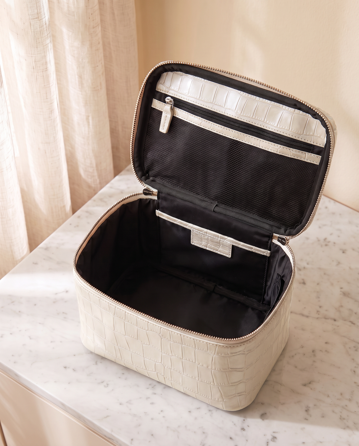 The Amira Vanity — Pearl White, empty, seen from above · Elirati