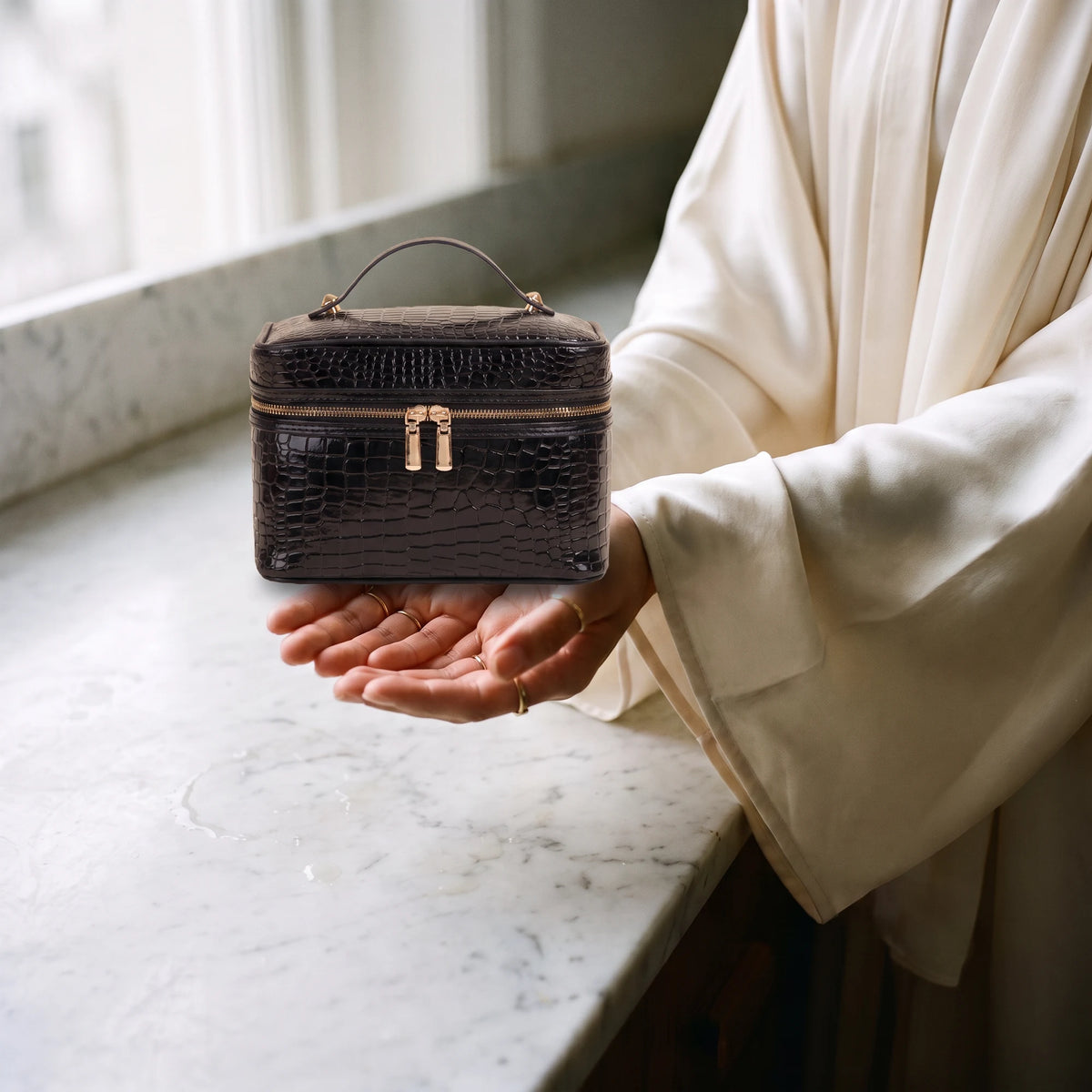 vintage-croc-beauty-case-noir in hands