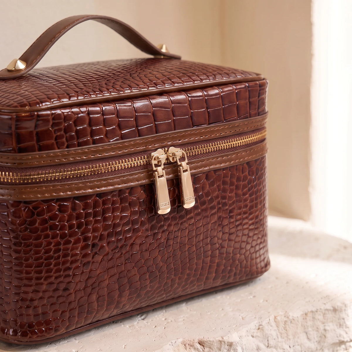 Vintage Croc Beauty Case — Brown — detail
