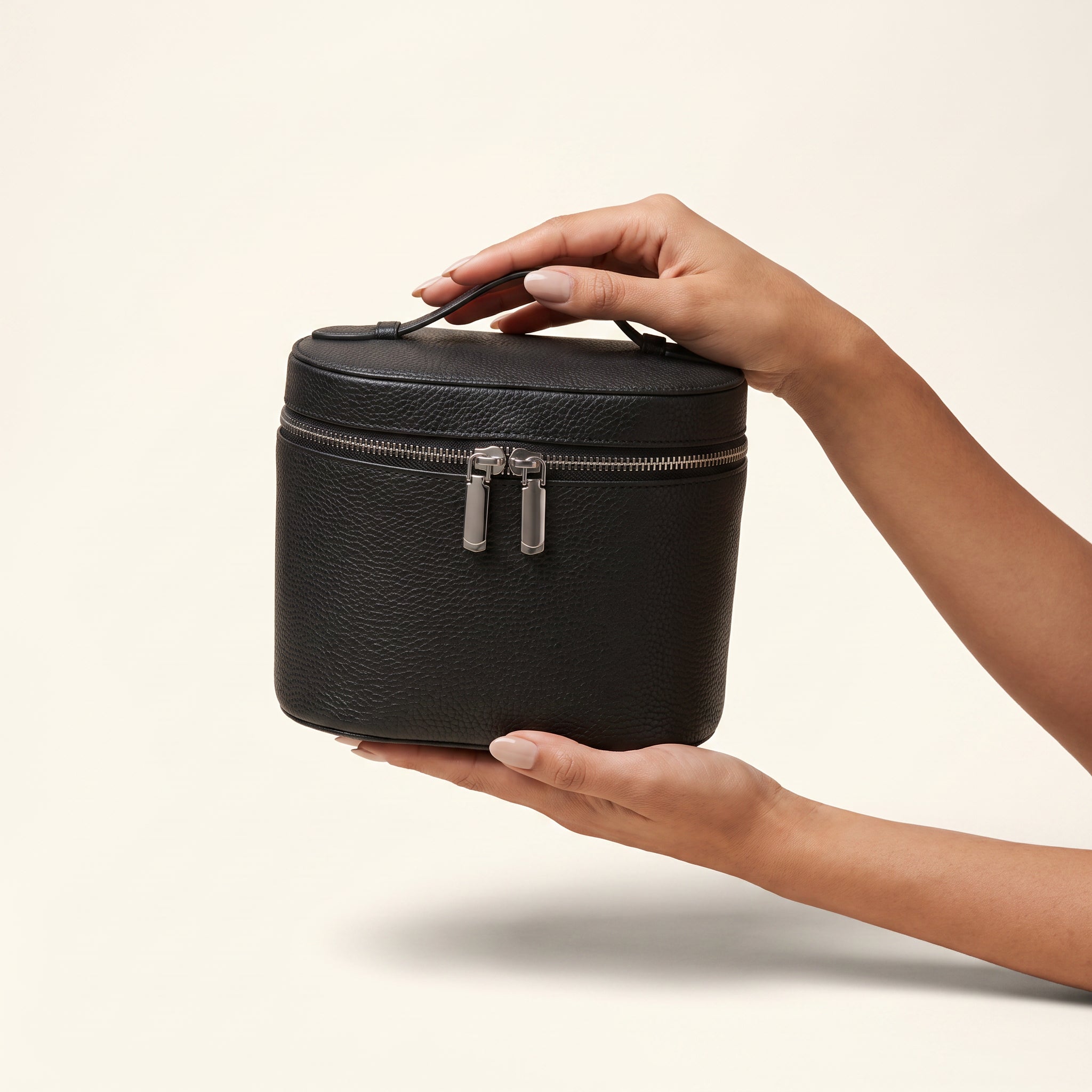 Barrel Makeup Bag — Noir — 2
