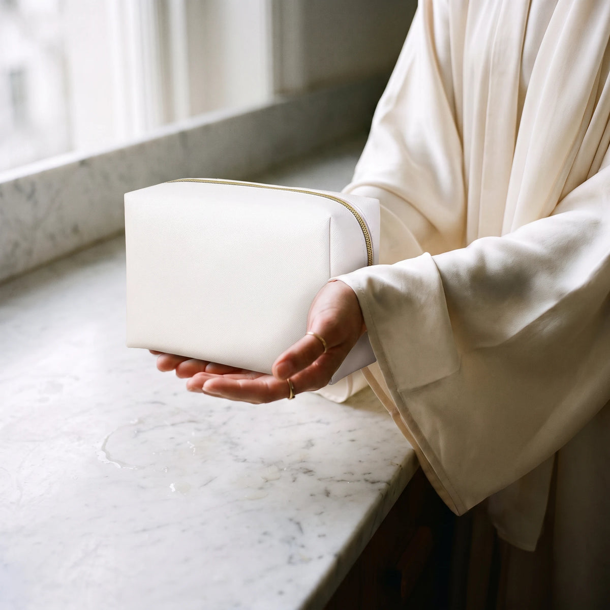 nail-tech-vanity-box-white in hands