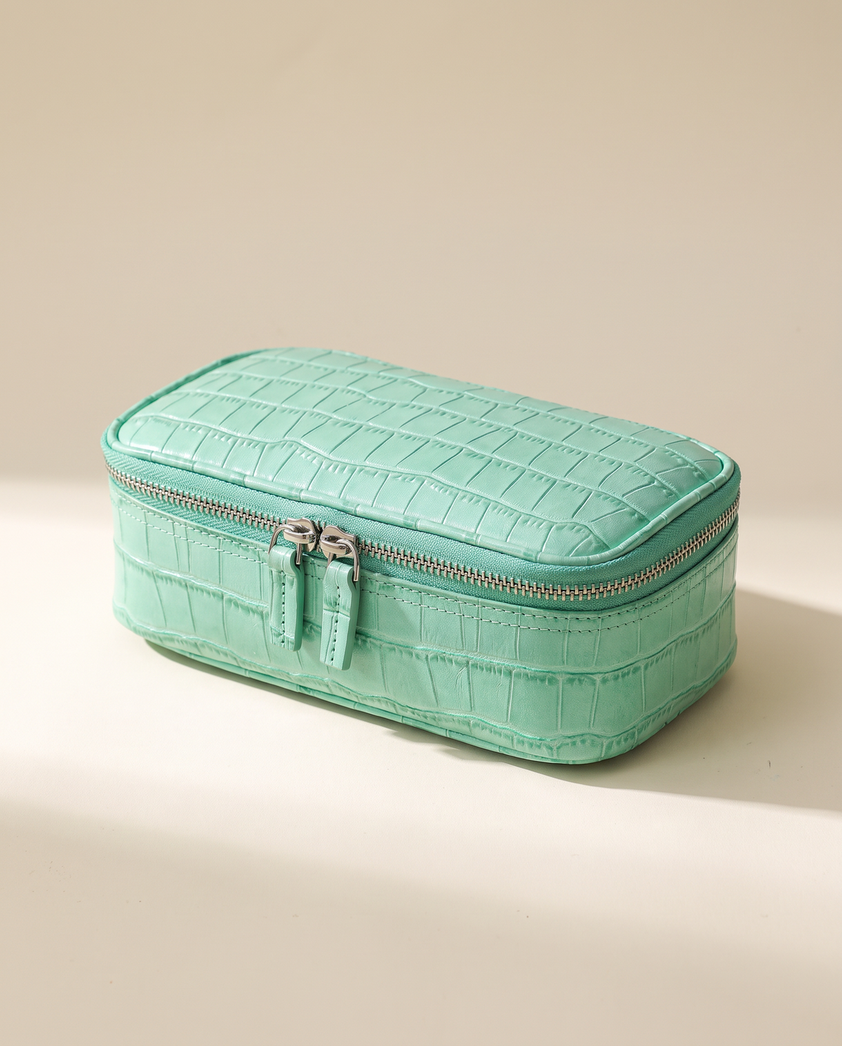 The Amira Pouch — Mint, three-quarter view · Elirati