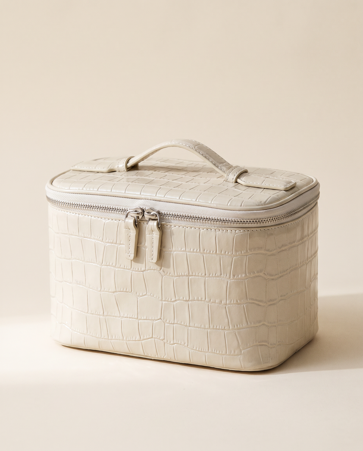 The Amira Vanity — Pearl White, three-quarter view · Elirati
