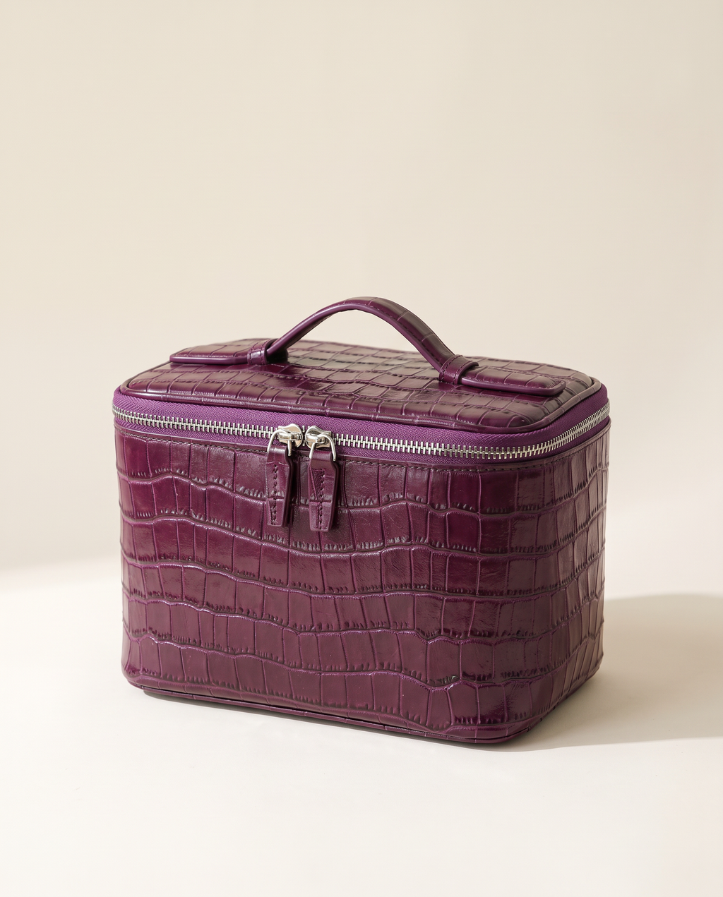 The Amira Vanity — Plum, three-quarter view · Elirati