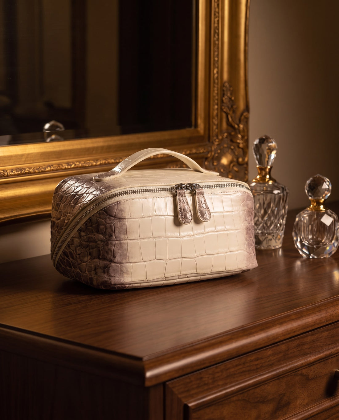 Himalaya Covers Vanity Case — sur une coiffeuse en noyer