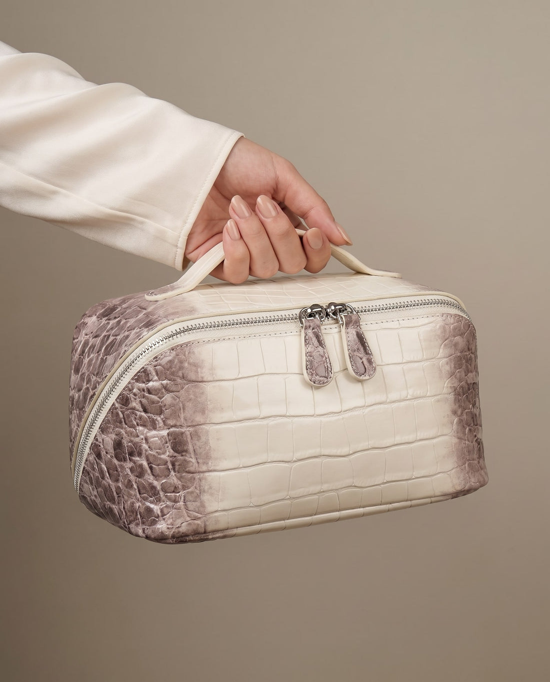 Himalaya Covers Vanity Case — porté à la main, taille réelle