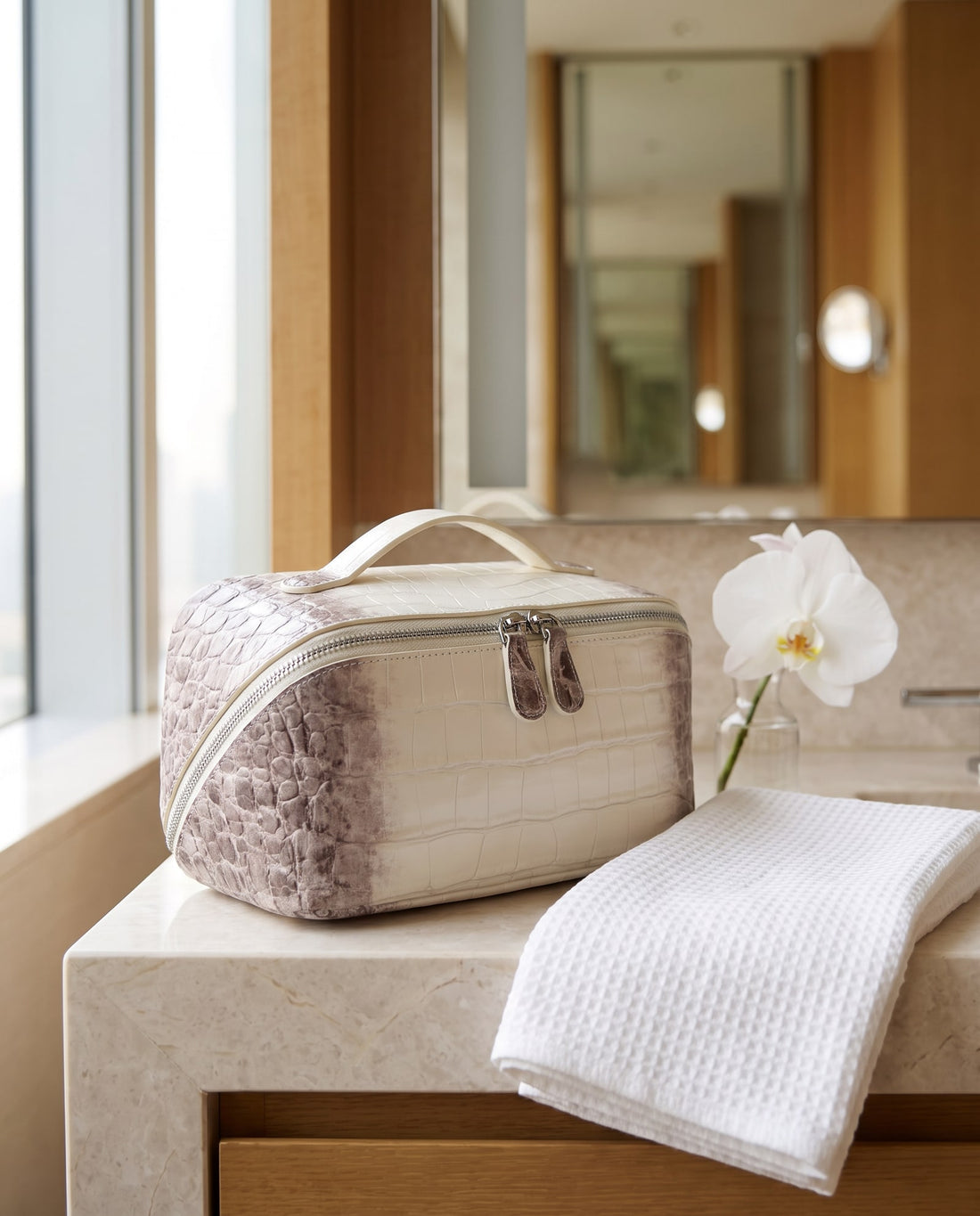 Himalaya Covers Vanity Case — sur un plan de marbre