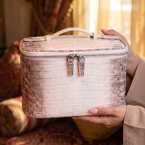 himalaya-covers-vanity-case in hands