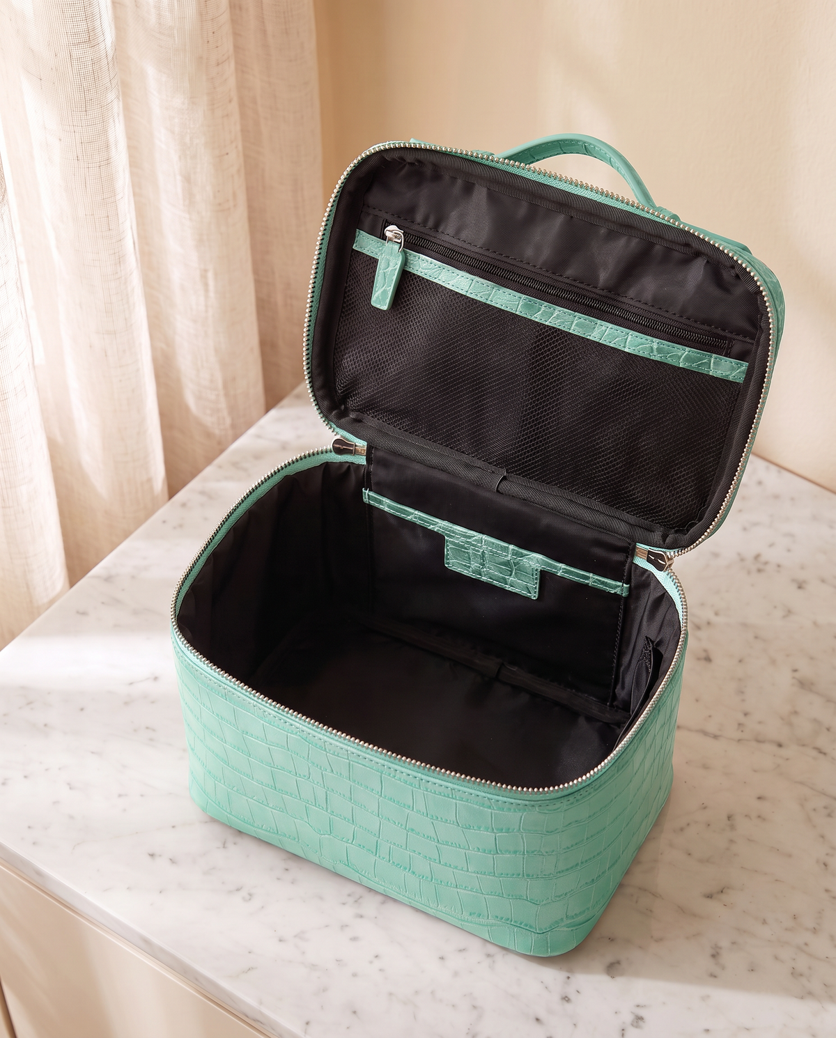 The Amira Vanity — Mint, empty, seen from above · Elirati