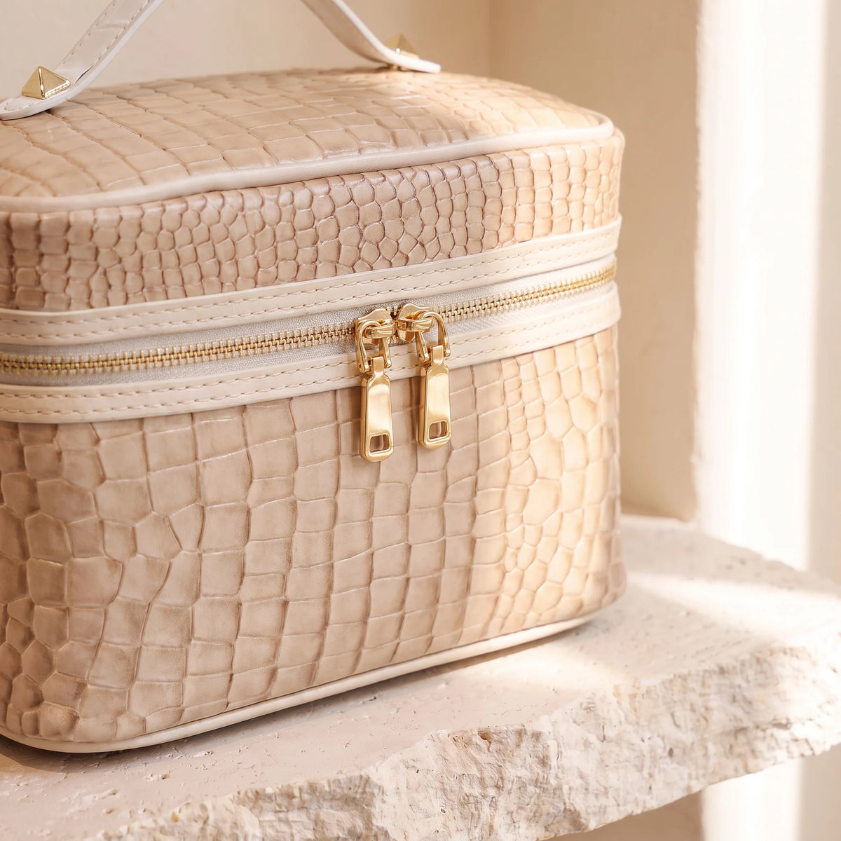 Vintage Croc Beauty Case — Beige — detail