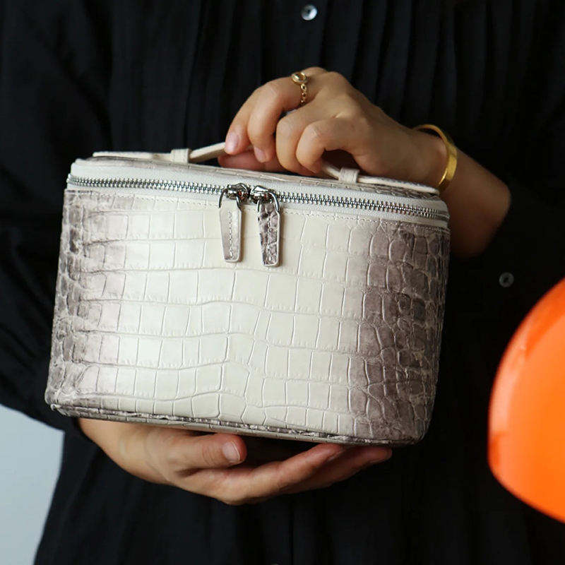 Himalaya Vanity Case — tenue en mains (taille réelle)
