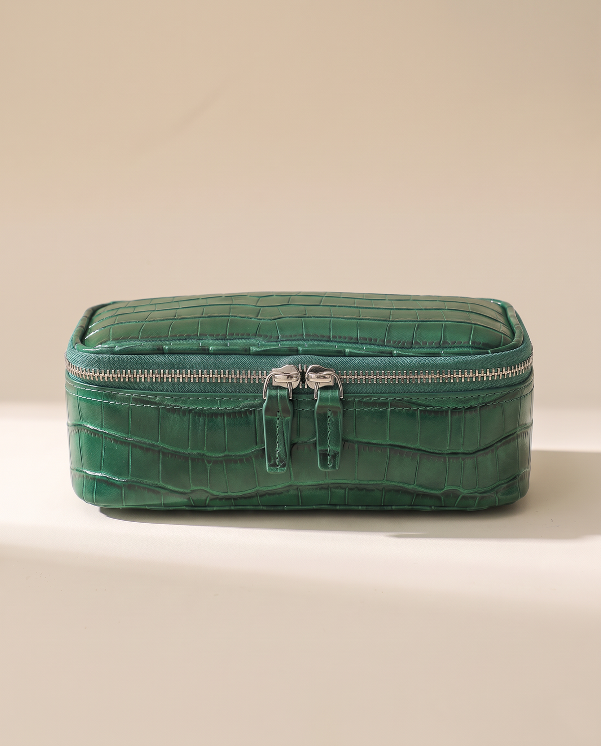 The Amira Pouch — Emerald, front view · Elirati · 2026-10b