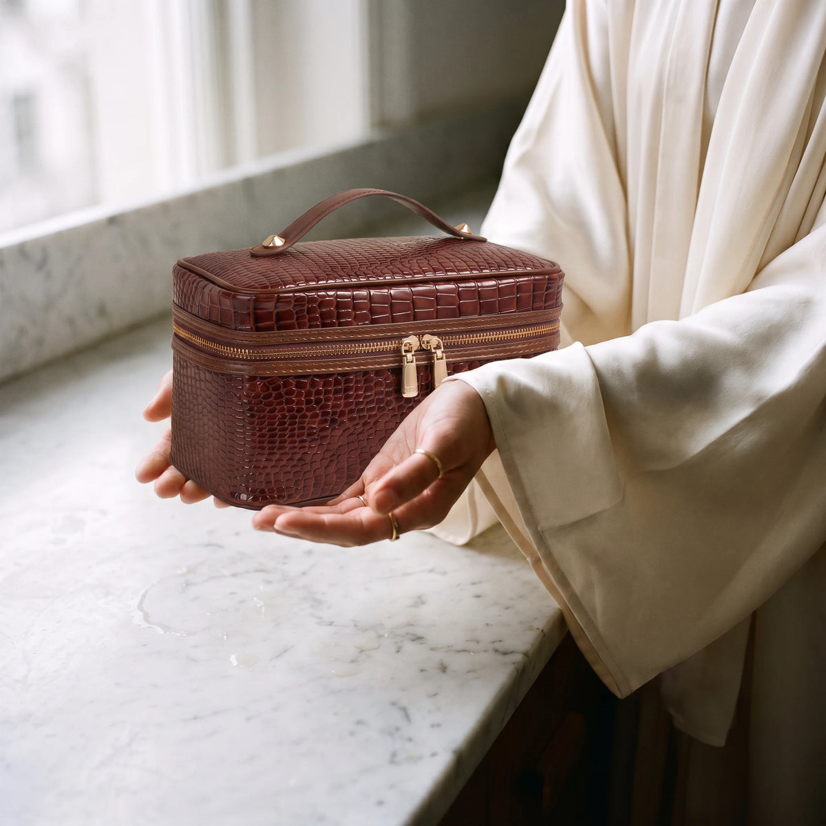 vintage-croc-beauty-case-brown in hands