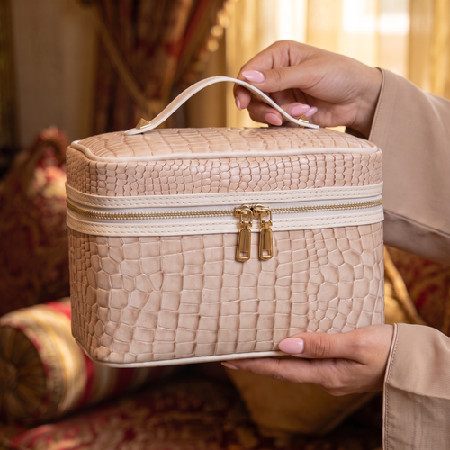 vintage-croc-beauty-case-beige in hands