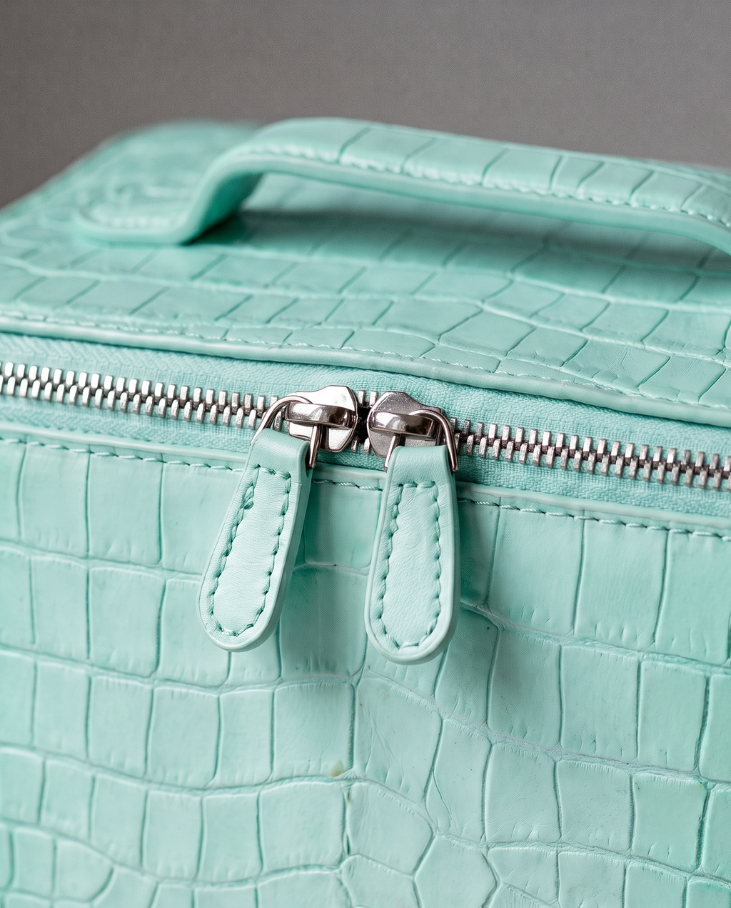 The Amira Covers — Mint, texture and zip detail · Elirati · 2026-10b